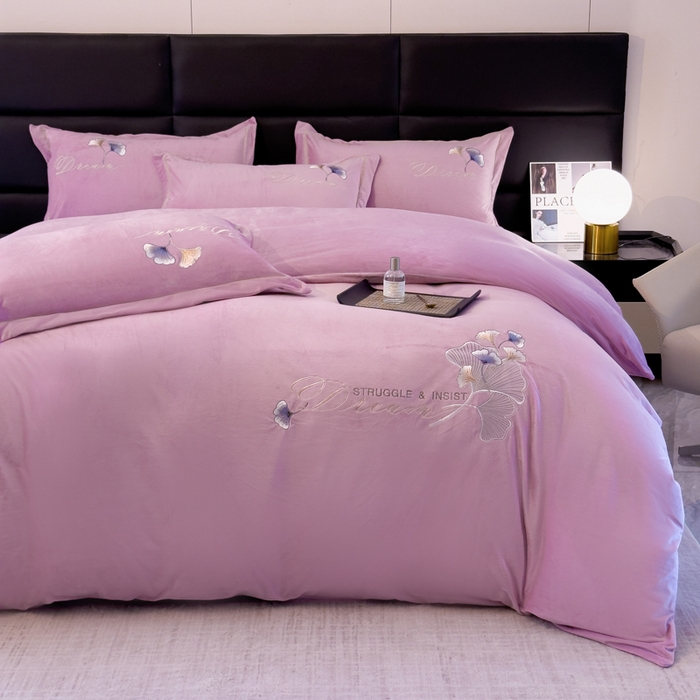 91家纺网 家纺一手货源 找家纺 U品汇 2025新款7斤高克重牛奶绒刺绣花四件套床裙款法莱绒金貂珊瑚绒水晶绒不掉毛 银杏叶-香叶紫