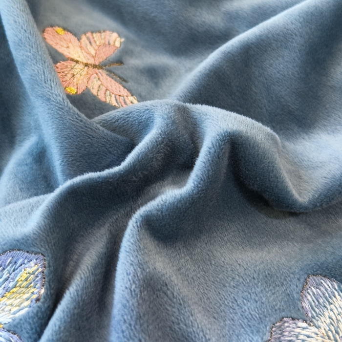 91家纺网 家纺一手货源 找家纺 U品汇 2025新款7斤高克重牛奶绒刺绣花四件套床裙款法莱绒金貂珊瑚绒水晶绒不掉毛 花韵-星辰兰