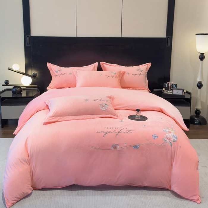 91家纺网 家纺一手货源 找家纺 U品汇 2025新款7斤高克重牛奶绒刺绣花四件套床裙款法莱绒金貂珊瑚绒水晶绒不掉毛 花韵-公主粉