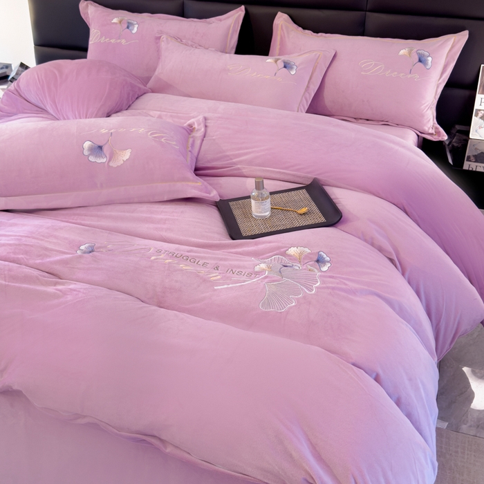 91家纺网 家纺一手货源 找家纺 U品汇 2025新款7斤高克重牛奶绒刺绣花四件套床裙款法莱绒金貂珊瑚绒水晶绒不掉毛 银杏叶-香叶紫