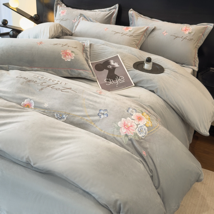 91家纺网 家纺一手货源 找家纺 U品汇 2025新款7斤高克重牛奶绒刺绣花四件套床裙款法莱绒金貂珊瑚绒水晶绒不掉毛 花韵-高级灰