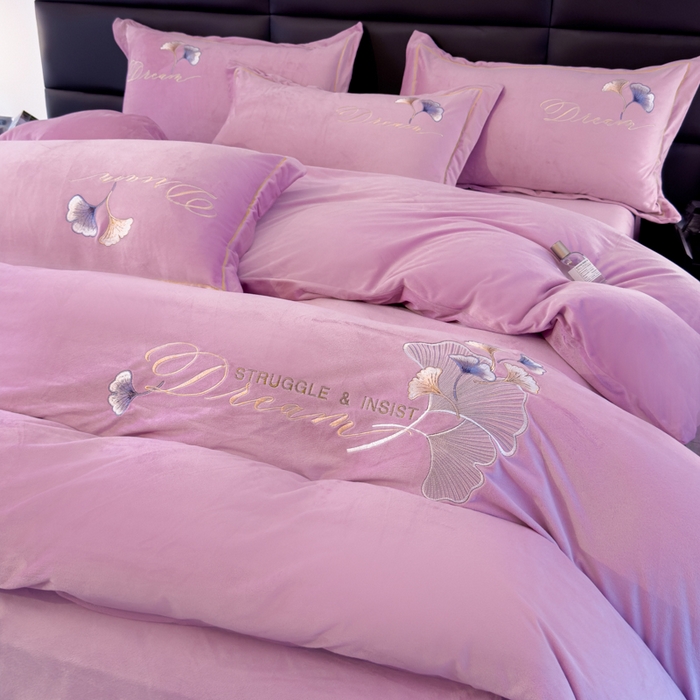 91家纺网 家纺一手货源 找家纺 U品汇 2025新款7斤高克重牛奶绒刺绣花四件套床裙款法莱绒金貂珊瑚绒水晶绒不掉毛 银杏叶-香叶紫