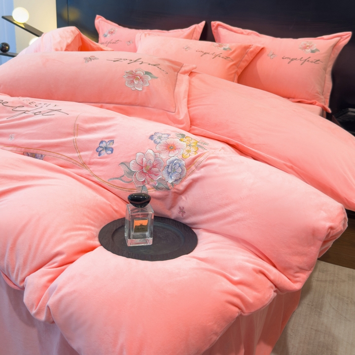 91家纺网 家纺一手货源 找家纺 U品汇 2025新款7斤高克重牛奶绒刺绣花四件套床裙款法莱绒金貂珊瑚绒水晶绒不掉毛 花韵-公主粉