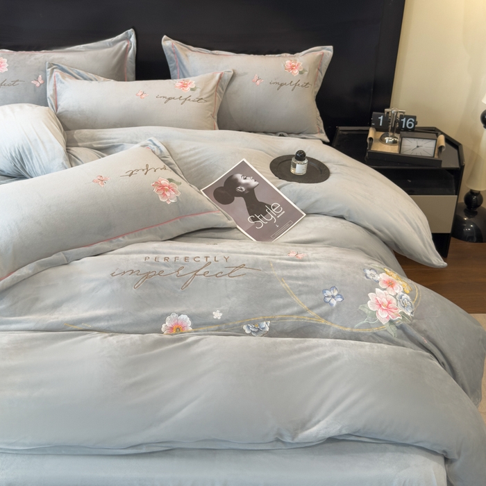 91家纺网 家纺一手货源 找家纺 U品汇 2025新款7斤高克重牛奶绒刺绣花四件套床裙款法莱绒金貂珊瑚绒水晶绒不掉毛 花韵-高级灰