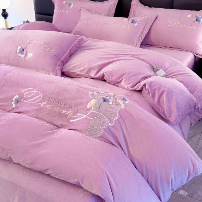 91家纺网 家纺一手货源 找家纺 U品汇 2025新款7斤高克重牛奶绒刺绣花四件套床裙款法莱绒金貂珊瑚绒水晶绒不掉毛 银杏叶-香叶紫