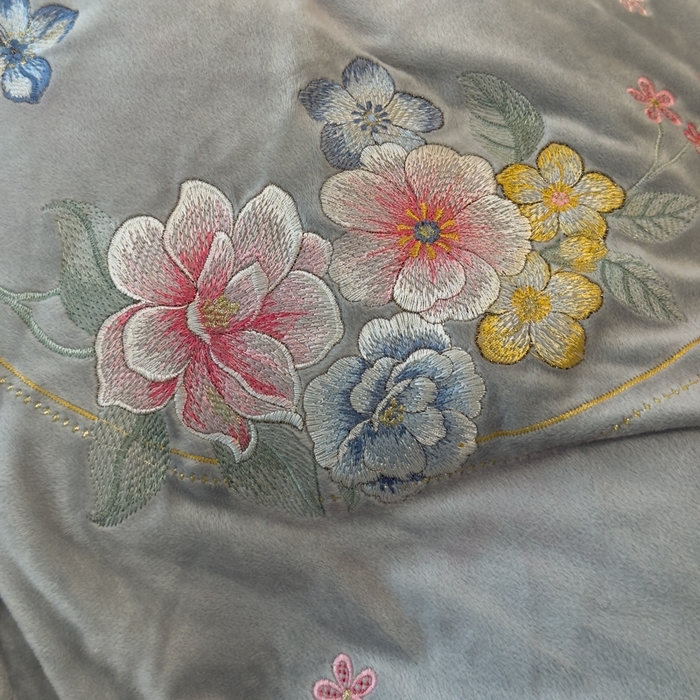 91家纺网 家纺一手货源 找家纺 U品汇 2025新款7斤高克重牛奶绒刺绣花四件套床裙款法莱绒金貂珊瑚绒水晶绒不掉毛 花韵-高级灰