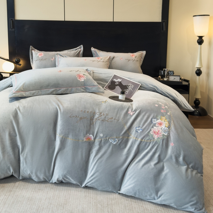 91家纺网 家纺一手货源 找家纺 U品汇 2025新款7斤高克重牛奶绒刺绣花四件套床裙款法莱绒金貂珊瑚绒水晶绒不掉毛 花韵-高级灰