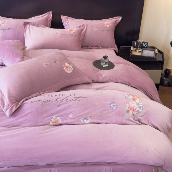 91家纺网 家纺一手货源 找家纺 U品汇 2025新款7斤高克重牛奶绒刺绣花四件套床裙款法莱绒金貂珊瑚绒水晶绒不掉毛 花韵-香叶紫