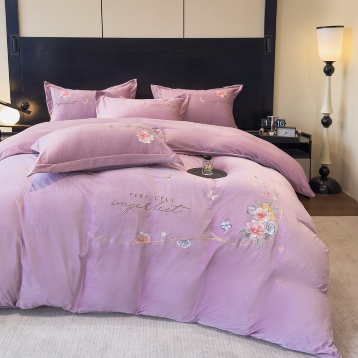 91家纺网 家纺一手货源 找家纺 U品汇 2025新款7斤高克重牛奶绒刺绣花四件套床裙款法莱绒金貂珊瑚绒水晶绒不掉毛 花韵-香叶紫