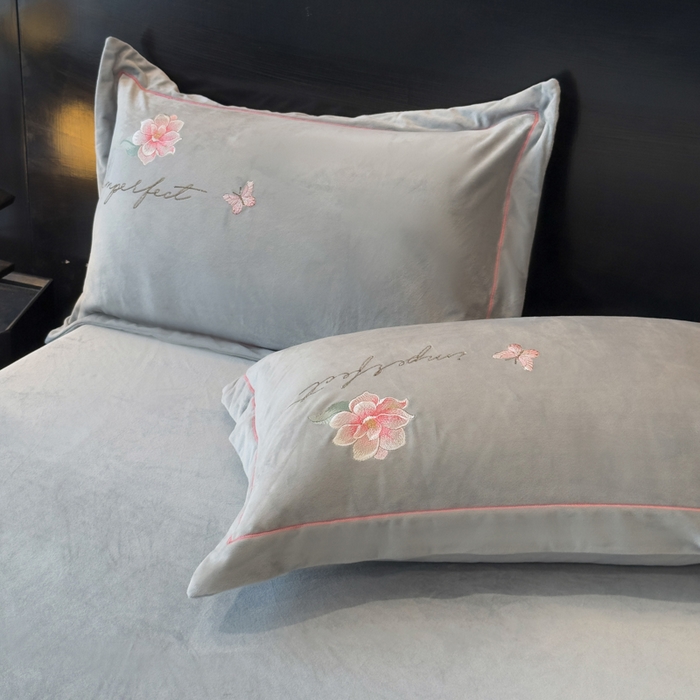 91家纺网 家纺一手货源 找家纺 U品汇 2025新款7斤高克重牛奶绒刺绣花四件套床裙款法莱绒金貂珊瑚绒水晶绒不掉毛 花韵-高级灰