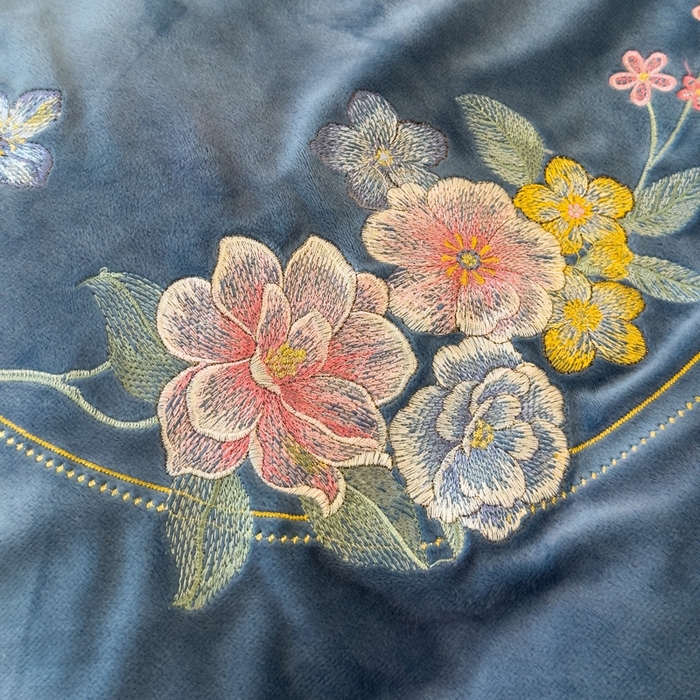 91家纺网 家纺一手货源 找家纺 U品汇 2025新款7斤高克重牛奶绒刺绣花四件套床裙款法莱绒金貂珊瑚绒水晶绒不掉毛 花韵-星辰兰