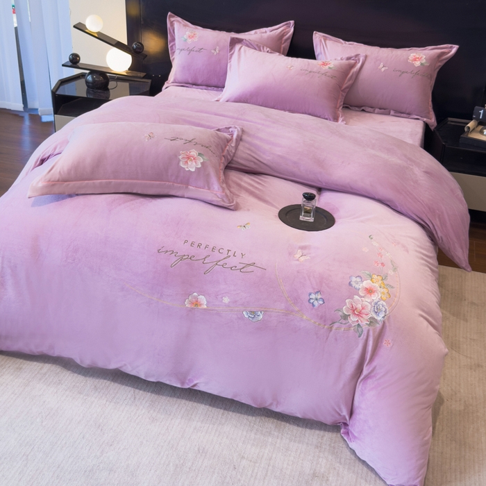 91家纺网 家纺一手货源 找家纺 U品汇 2025新款7斤高克重牛奶绒刺绣花四件套床裙款法莱绒金貂珊瑚绒水晶绒不掉毛 花韵-香叶紫