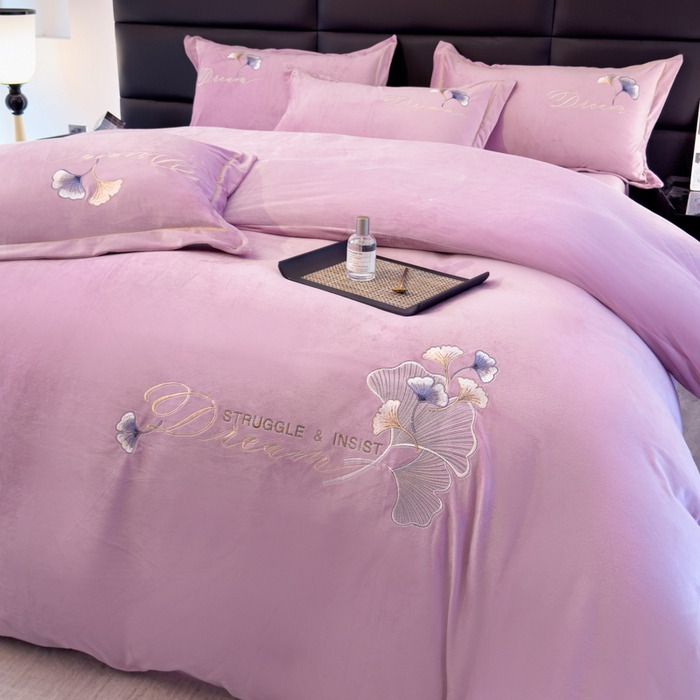 91家纺网 家纺一手货源 找家纺 U品汇 2025新款7斤高克重牛奶绒刺绣花四件套床裙款法莱绒金貂珊瑚绒水晶绒不掉毛 银杏叶-香叶紫