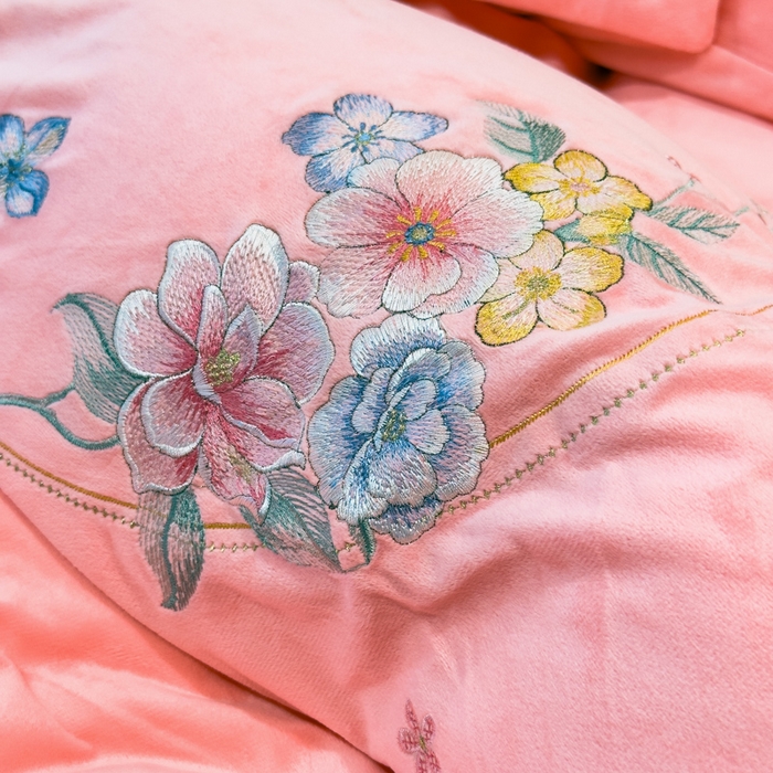 91家纺网 家纺一手货源 找家纺 U品汇 2025新款7斤高克重牛奶绒刺绣花四件套床裙款法莱绒金貂珊瑚绒水晶绒不掉毛 花韵-公主粉