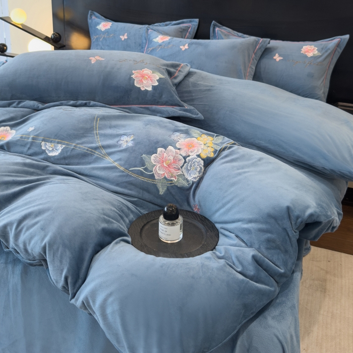 91家纺网 家纺一手货源 找家纺 U品汇 2025新款7斤高克重牛奶绒刺绣花四件套床裙款法莱绒金貂珊瑚绒水晶绒不掉毛 花韵-星辰兰