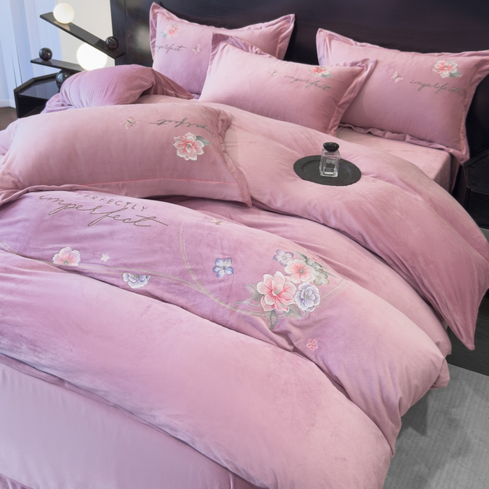 91家纺网 家纺一手货源 找家纺 U品汇 2025新款7斤高克重牛奶绒刺绣花四件套床裙款法莱绒金貂珊瑚绒水晶绒不掉毛 花韵-香叶紫