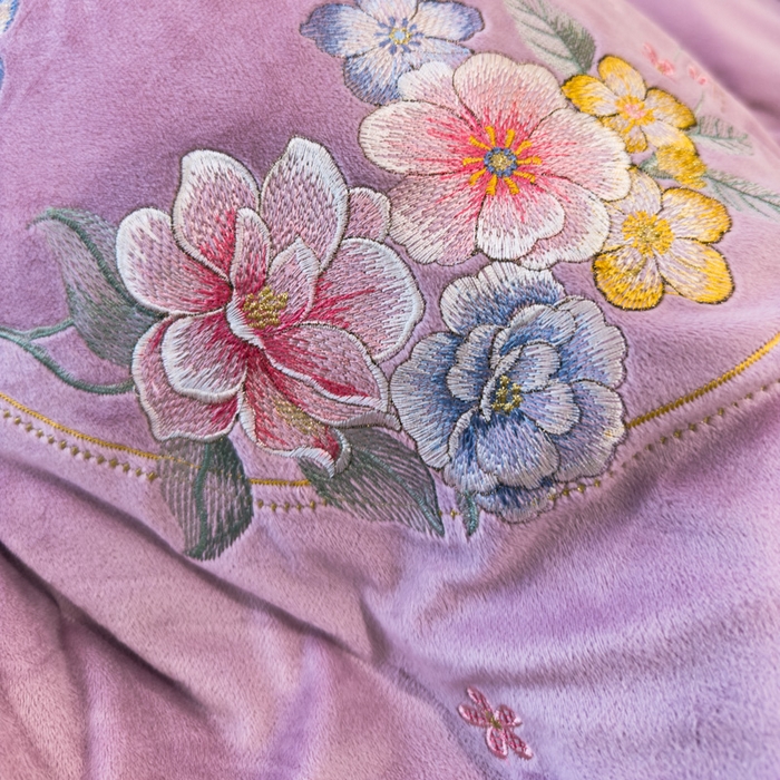 91家纺网 家纺一手货源 找家纺 U品汇 2025新款7斤高克重牛奶绒刺绣花四件套床裙款法莱绒金貂珊瑚绒水晶绒不掉毛 花韵-香叶紫