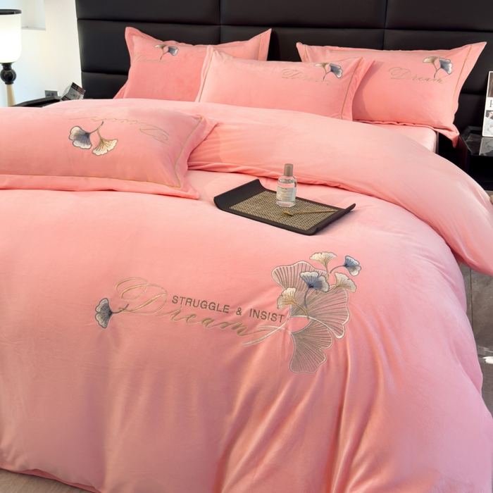 91家纺网 家纺一手货源 找家纺 U品汇 2025新款7斤高克重牛奶绒刺绣花四件套床裙款法莱绒金貂珊瑚绒水晶绒不掉毛 银杏叶-公主粉