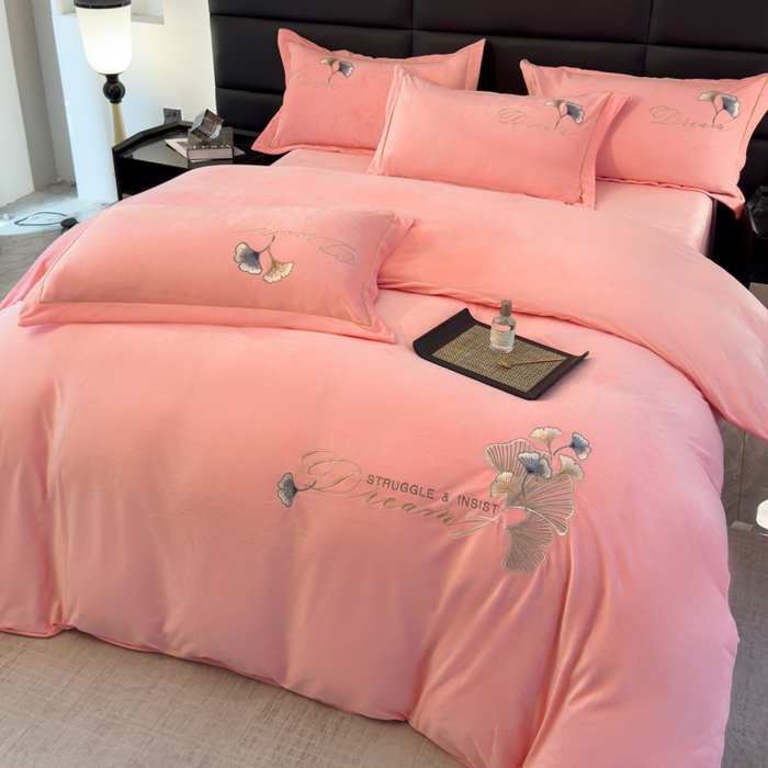 91家纺网 家纺一手货源 找家纺 U品汇 2025新款7斤高克重牛奶绒刺绣花四件套床裙款法莱绒金貂珊瑚绒水晶绒不掉毛 银杏叶-公主粉