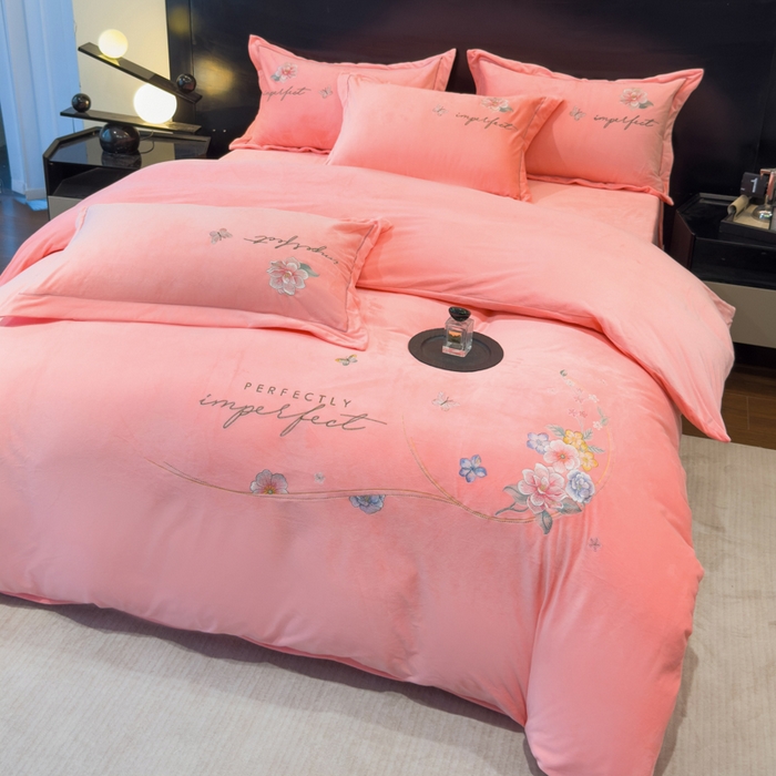 91家纺网 家纺一手货源 找家纺 U品汇 2025新款7斤高克重牛奶绒刺绣花四件套床裙款法莱绒金貂珊瑚绒水晶绒不掉毛 花韵-公主粉