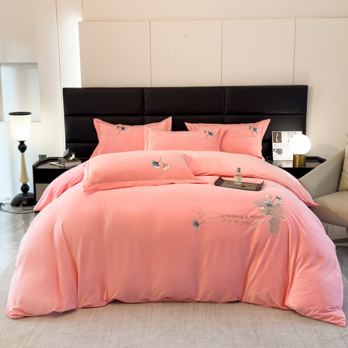 91家纺网 家纺一手货源 找家纺 U品汇 2025新款7斤高克重牛奶绒刺绣花四件套床裙款法莱绒金貂珊瑚绒水晶绒不掉毛 银杏叶-公主粉