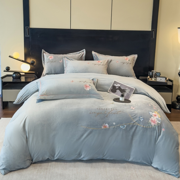 91家纺网 家纺一手货源 找家纺 U品汇 2025新款7斤高克重牛奶绒刺绣花四件套床裙款法莱绒金貂珊瑚绒水晶绒不掉毛 花韵-高级灰