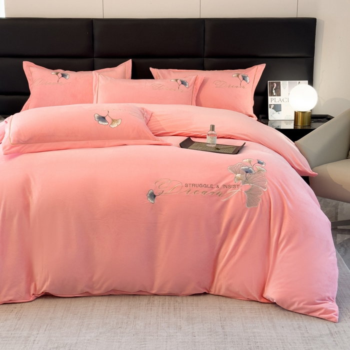 91家纺网 家纺一手货源 找家纺 U品汇 2025新款7斤高克重牛奶绒刺绣花四件套床裙款法莱绒金貂珊瑚绒水晶绒不掉毛 银杏叶-公主粉