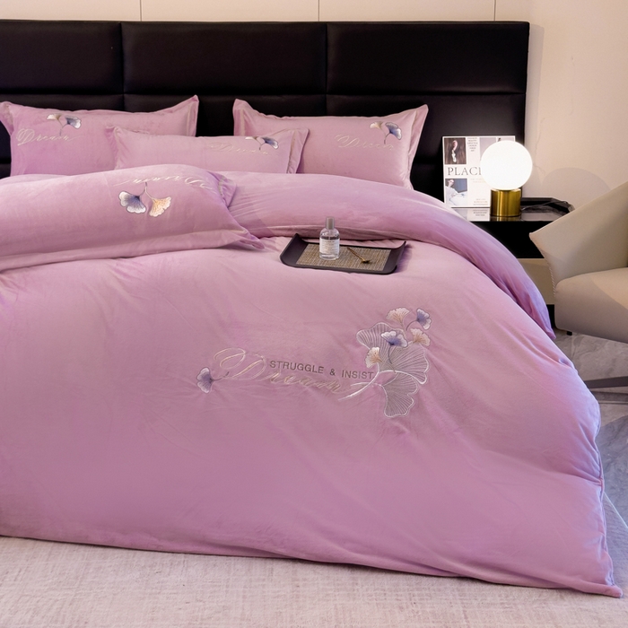 91家纺网 家纺一手货源 找家纺 U品汇 2025新款7斤高克重牛奶绒刺绣花四件套床裙款法莱绒金貂珊瑚绒水晶绒不掉毛 银杏叶-香叶紫