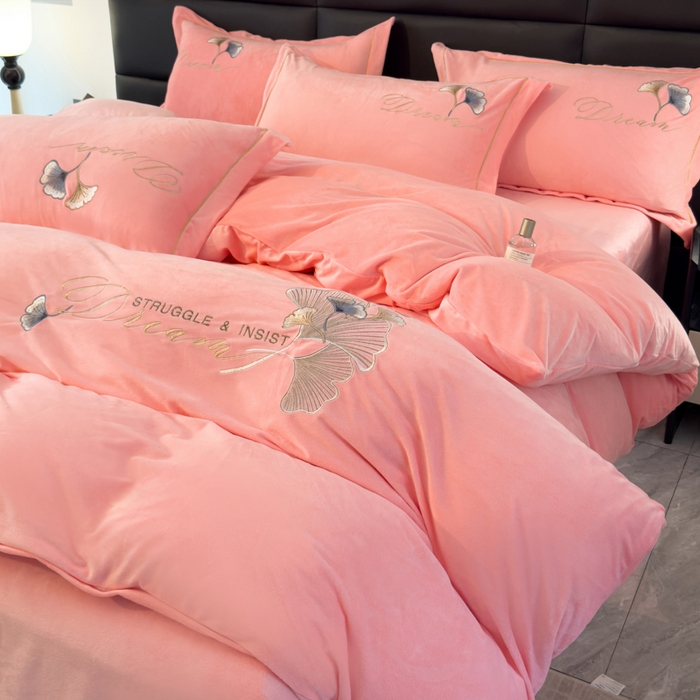 91家纺网 家纺一手货源 找家纺 U品汇 2025新款7斤高克重牛奶绒刺绣花四件套床裙款法莱绒金貂珊瑚绒水晶绒不掉毛 银杏叶-公主粉