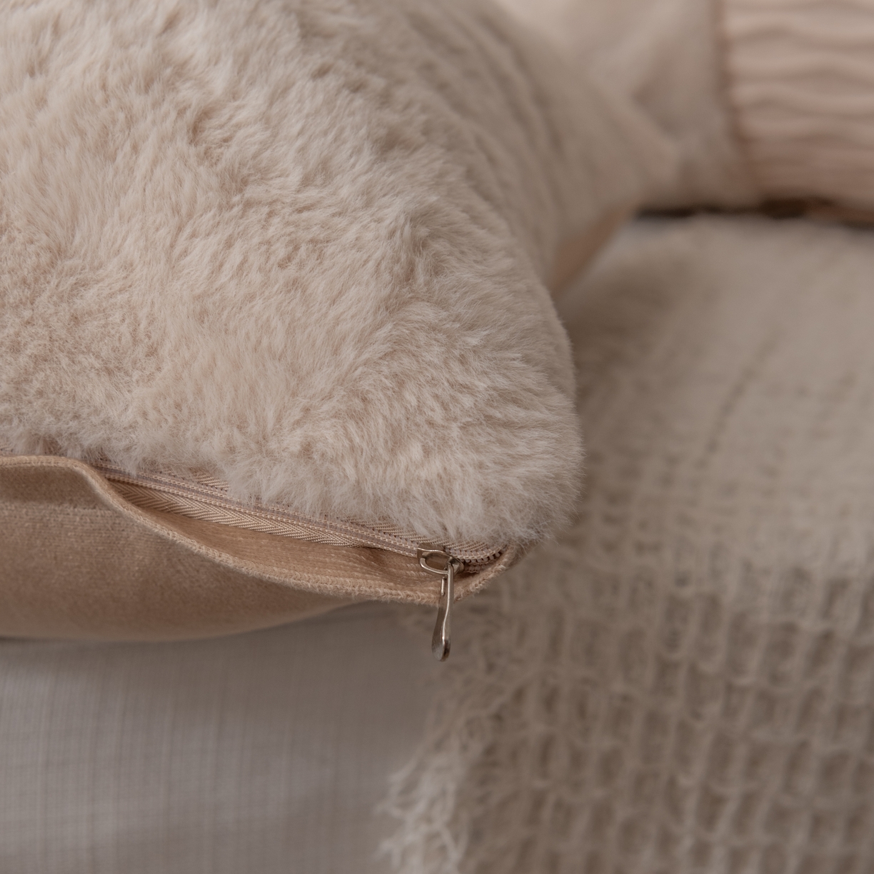 91家纺网 家纺一手货源 找家纺 （总）博笔熊 2025新款兔毛拼接波浪抱枕方枕靠垫靠枕