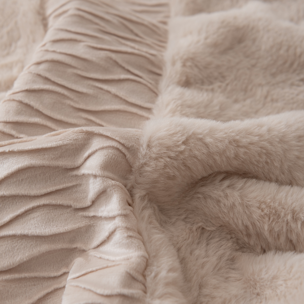 91家纺网 家纺一手货源 找家纺 （总）博笔熊 2025新款兔毛拼接波浪抱枕方枕靠垫靠枕