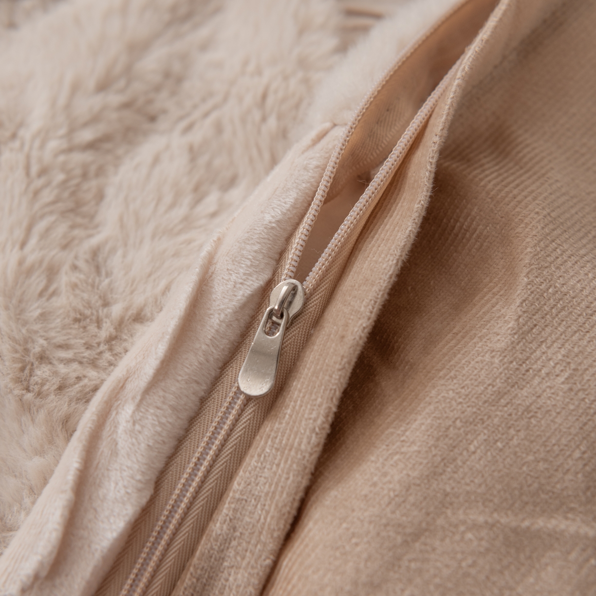 91家纺网 家纺一手货源 找家纺 （总）博笔熊 2025新款兔毛拼接波浪抱枕方枕靠垫靠枕