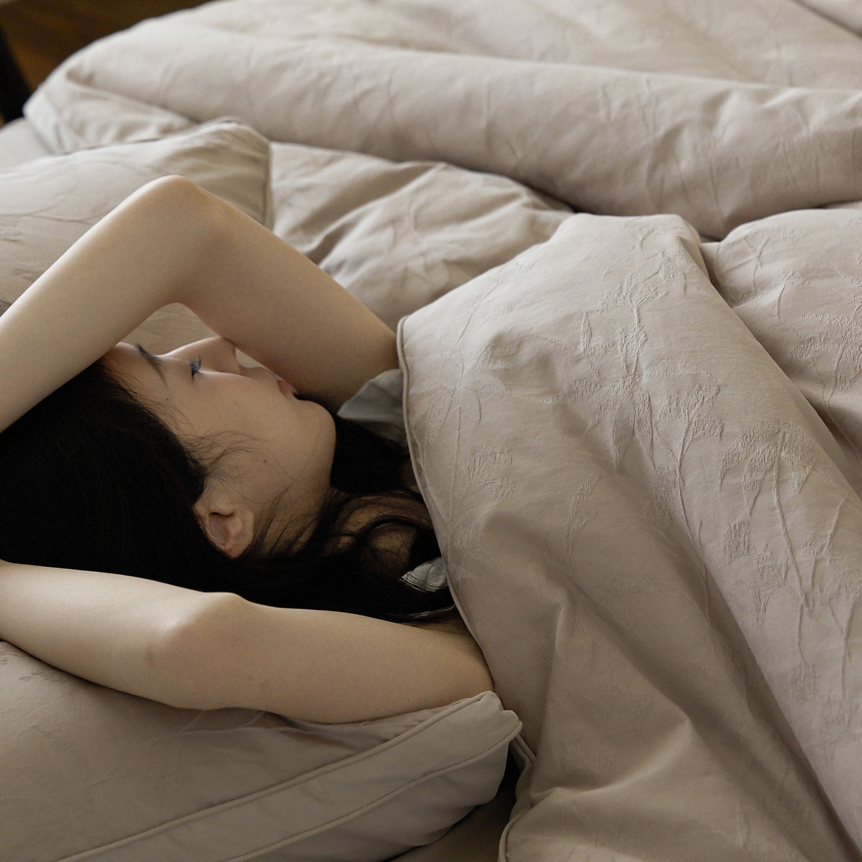 91家纺网 家纺一手货源 找家纺 一加一 2025新款全棉提花航天恒温抗菌被子被芯 森语(茶棕)