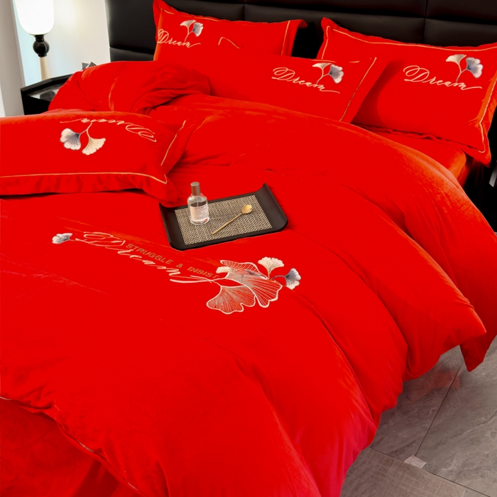 91家纺网 家纺一手货源 找家纺 U品汇 2025新款7斤高克重牛奶绒刺绣花四件套床裙款法莱绒金貂珊瑚绒水晶绒不掉毛 银杏叶-大红