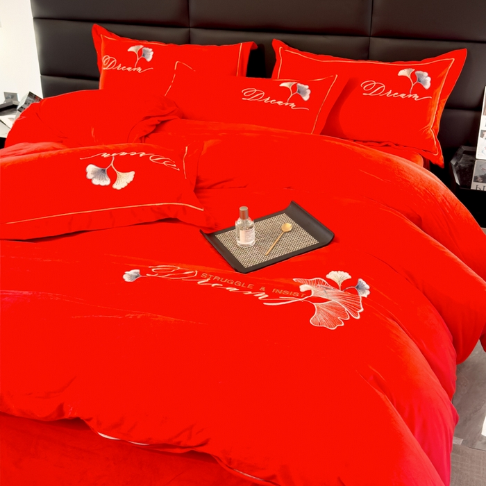 91家纺网 家纺一手货源 找家纺 U品汇 2025新款7斤高克重牛奶绒刺绣花四件套床裙款法莱绒金貂珊瑚绒水晶绒不掉毛 银杏叶-大红