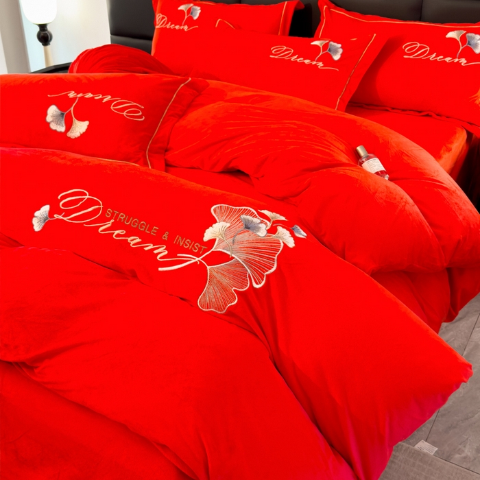 91家纺网 家纺一手货源 找家纺 U品汇 2025新款7斤高克重牛奶绒刺绣花四件套床裙款法莱绒金貂珊瑚绒水晶绒不掉毛 银杏叶-大红