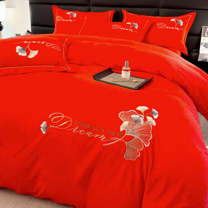 91家纺网 家纺一手货源 找家纺 U品汇 2025新款7斤高克重牛奶绒刺绣花四件套床裙款法莱绒金貂珊瑚绒水晶绒不掉毛 银杏叶-大红