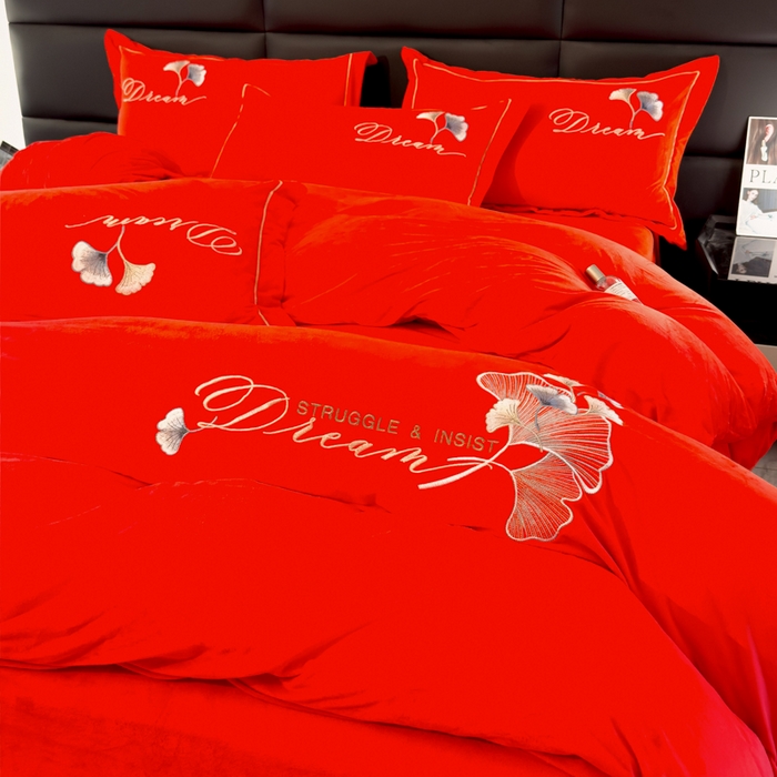 91家纺网 家纺一手货源 找家纺 U品汇 2025新款7斤高克重牛奶绒刺绣花四件套床裙款法莱绒金貂珊瑚绒水晶绒不掉毛 银杏叶-大红