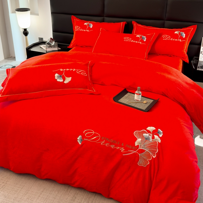 91家纺网 家纺一手货源 找家纺 U品汇 2025新款7斤高克重牛奶绒刺绣花四件套床裙款法莱绒金貂珊瑚绒水晶绒不掉毛 银杏叶-大红