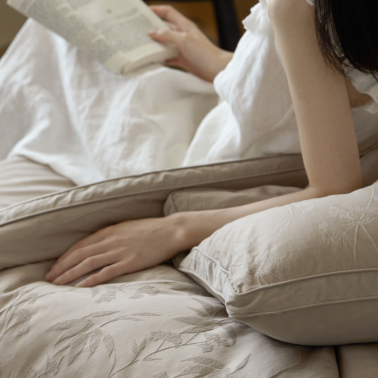 91家纺网 家纺一手货源 找家纺 一加一 2025新款全棉提花航天恒温抗菌被子被芯 森语(茶棕)