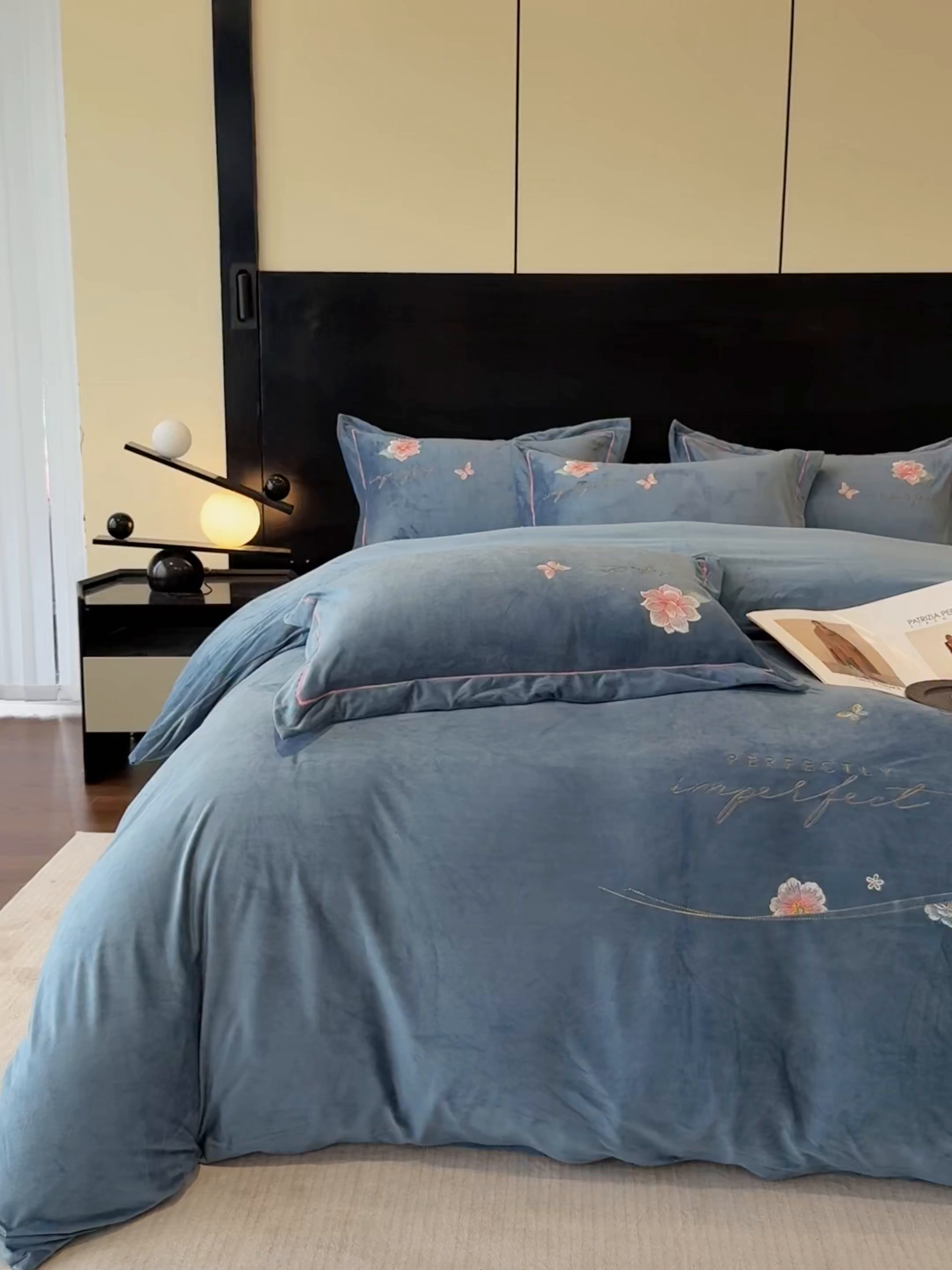 91家纺网 家纺一手货源 找家纺 U品汇 2025新款7斤高克重牛奶绒刺绣花四件套床裙款法莱绒金貂珊瑚绒水晶绒不掉毛 花韵-星辰兰