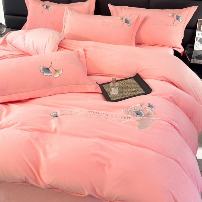 91家纺网 家纺一手货源 找家纺 U品汇 2025新款7斤高克重牛奶绒刺绣花四件套床裙款法莱绒金貂珊瑚绒水晶绒不掉毛 银杏叶-公主粉