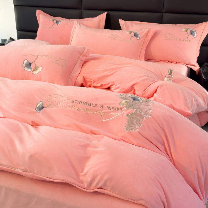 91家纺网 家纺一手货源 找家纺 U品汇 2025新款7斤高克重牛奶绒刺绣花四件套床裙款法莱绒金貂珊瑚绒水晶绒不掉毛 银杏叶-公主粉