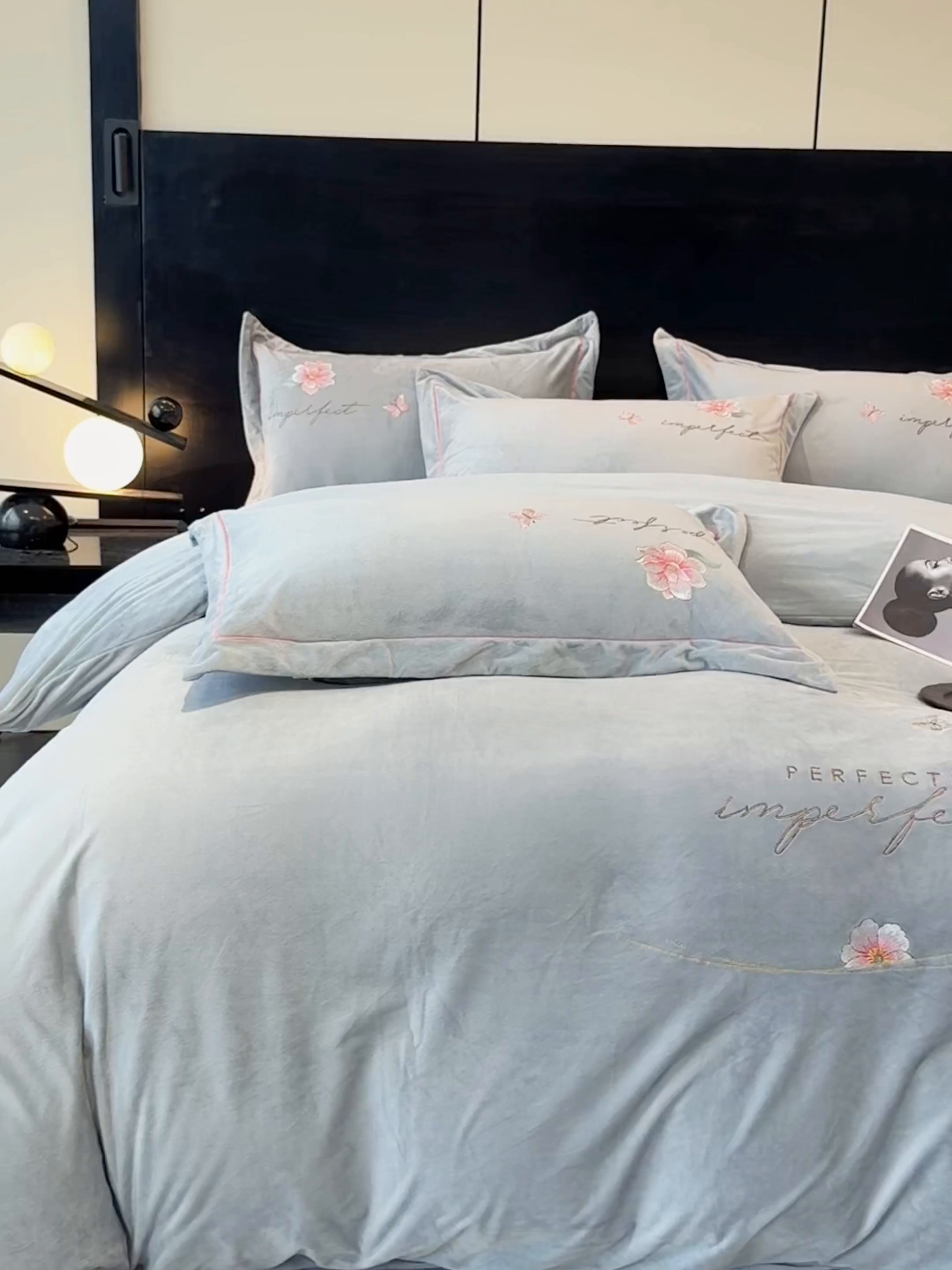 91家纺网 家纺一手货源 找家纺 U品汇 2025新款7斤高克重牛奶绒刺绣花四件套床裙款法莱绒金貂珊瑚绒水晶绒不掉毛 花韵-高级灰