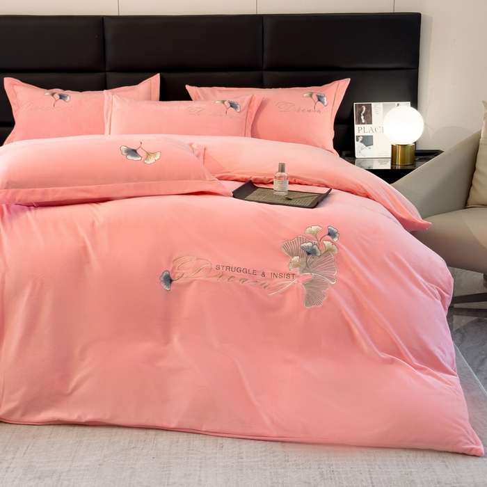 91家纺网 家纺一手货源 找家纺 U品汇 2025新款7斤高克重牛奶绒刺绣花四件套床裙款法莱绒金貂珊瑚绒水晶绒不掉毛 银杏叶-公主粉