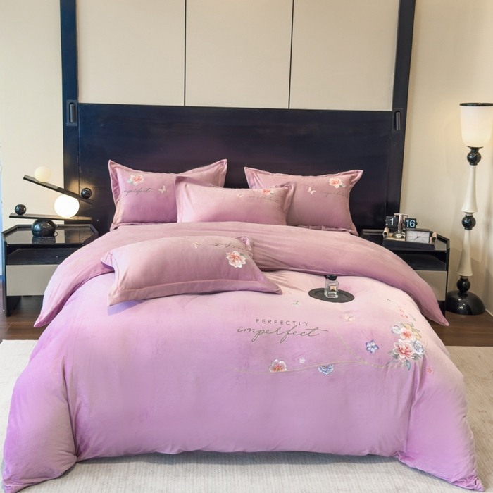 91家纺网 家纺一手货源 找家纺 U品汇 2025新款7斤高克重牛奶绒刺绣花四件套床裙款法莱绒金貂珊瑚绒水晶绒不掉毛 花韵-香叶紫