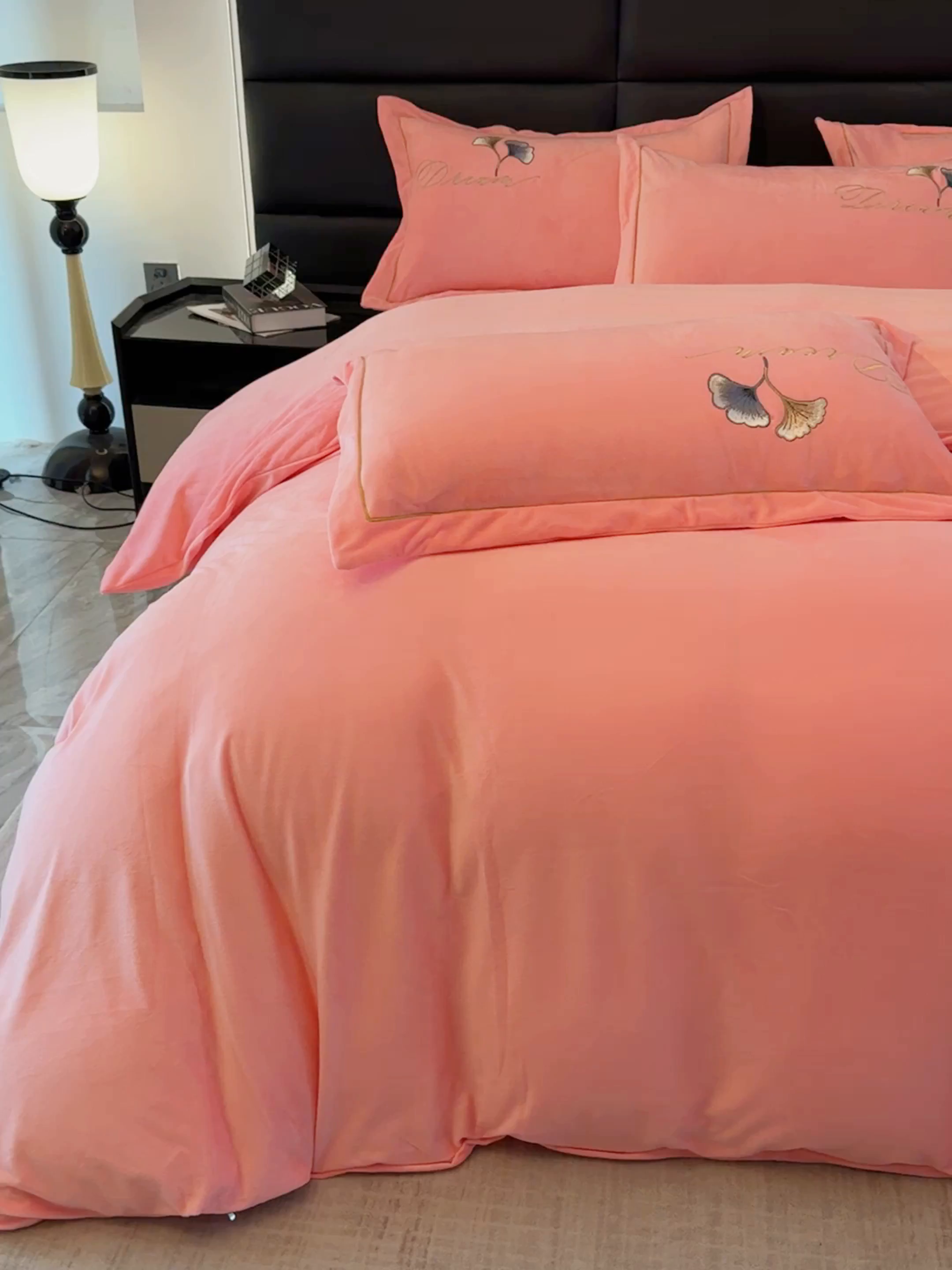 91家纺网 家纺一手货源 找家纺 U品汇 2025新款7斤高克重牛奶绒刺绣花四件套床裙款法莱绒金貂珊瑚绒水晶绒不掉毛 银杏叶-公主粉