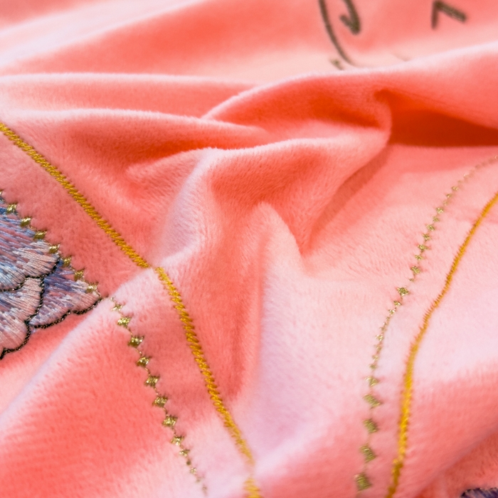 91家纺网 家纺一手货源 找家纺 U品汇 2025新款7斤高克重牛奶绒刺绣花四件套床裙款法莱绒金貂珊瑚绒水晶绒不掉毛 花韵-公主粉