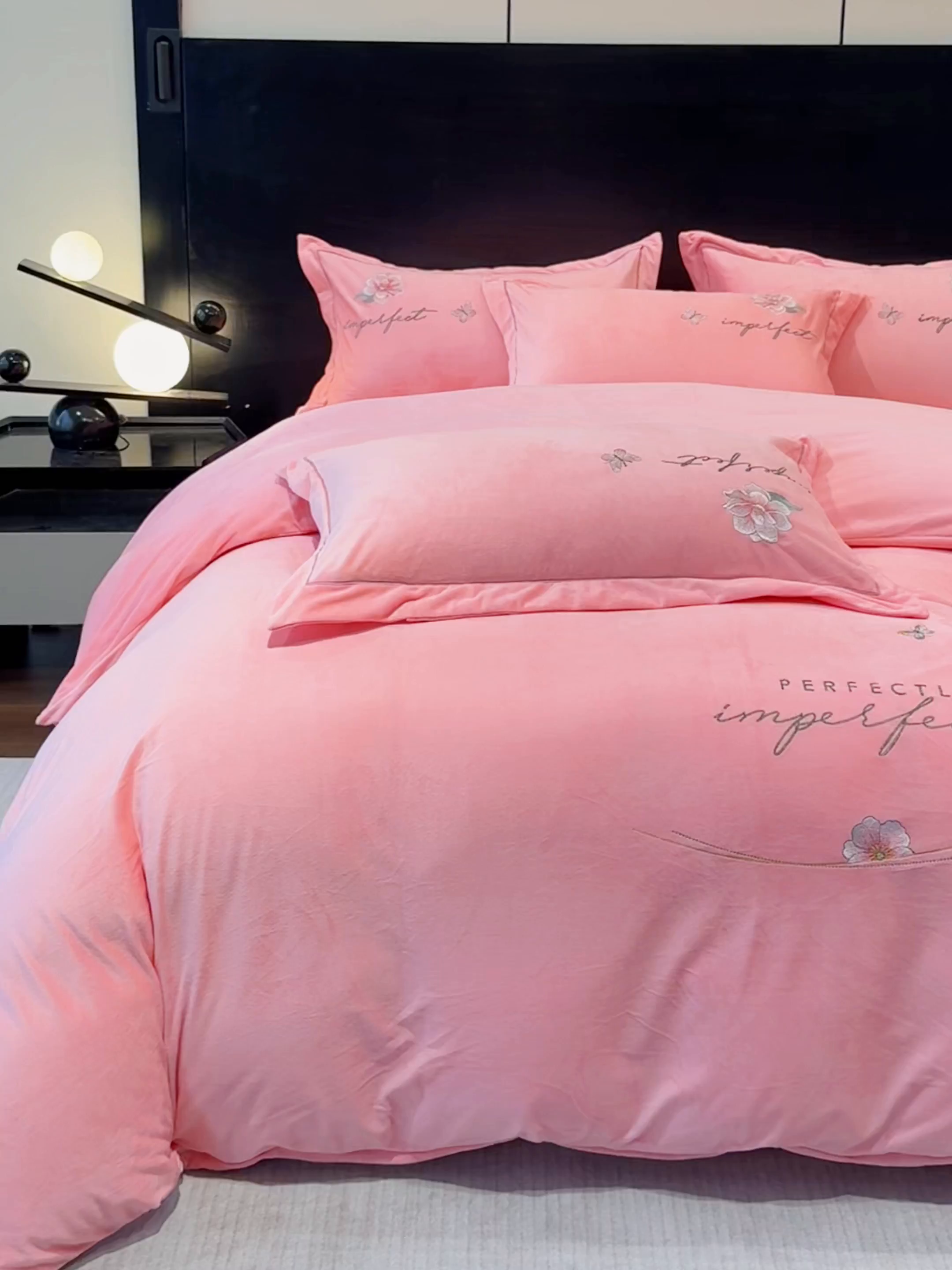 91家纺网 家纺一手货源 找家纺 U品汇 2025新款7斤高克重牛奶绒刺绣花四件套床裙款法莱绒金貂珊瑚绒水晶绒不掉毛 花韵-公主粉