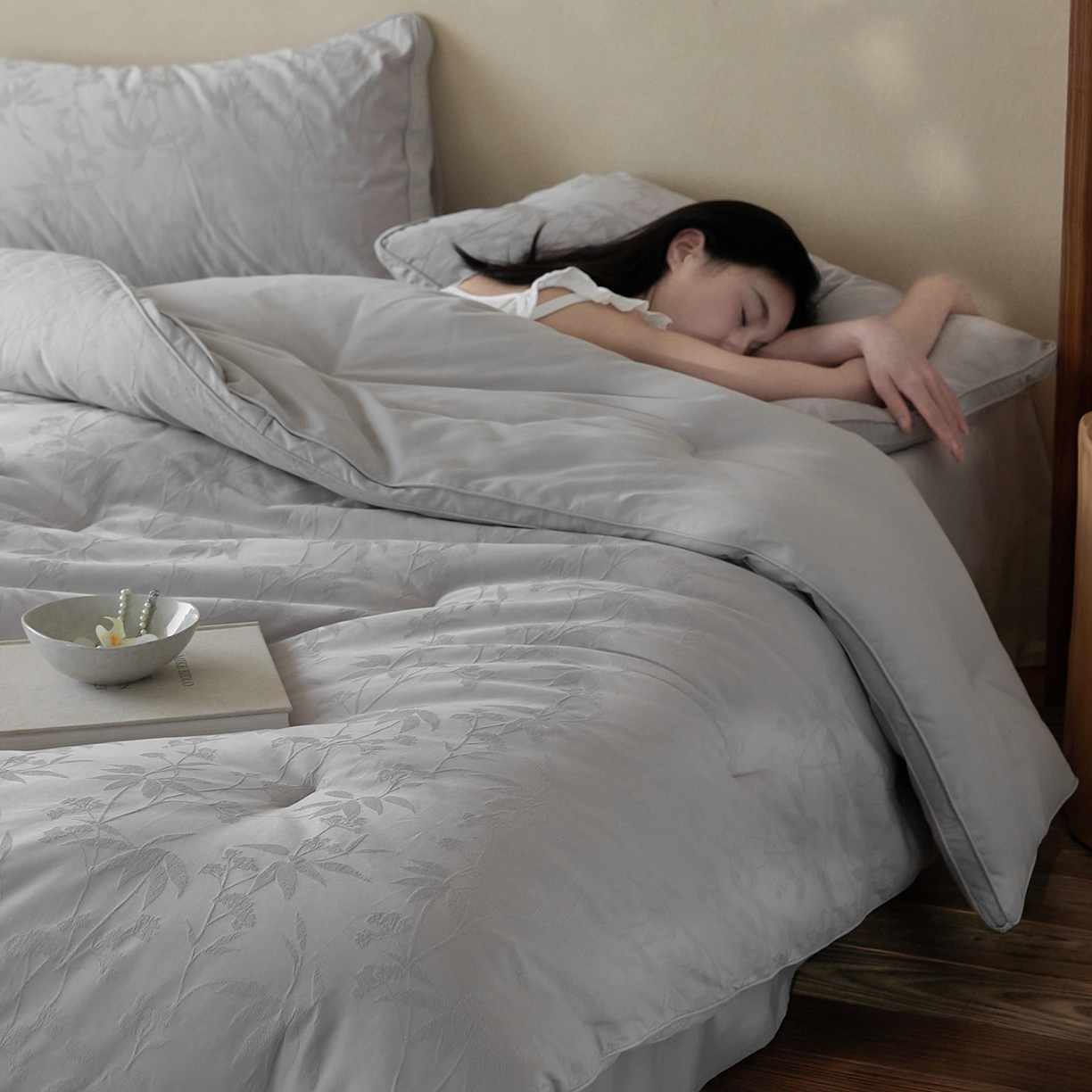 91家纺网 家纺一手货源 找家纺 一加一 2025新款全棉提花航天恒温抗菌被子被芯 森语(银灰)